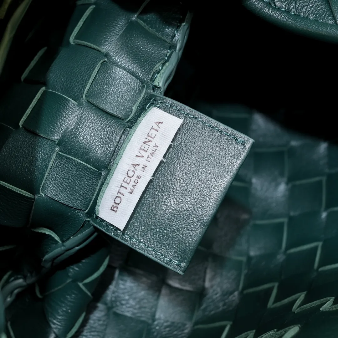 Original leather, batch 2060, the old-money style BV Sardine large size has been shipped🔥 Nowadays, many fashionable, rich and tasteful Jimei people are carrying the same bag invariably. It’s Bottega Veneta Sardine! Because this BV Sardine bag is so beautiful and high-end! The arc-shaped intrecciato woven bag body, paired with metal sardine handles, looks like a work of art, allowing people to ponder and appreciate it. Currently Sardine has launched three sizes for everyone to choose from. This is the largest size🉑️hand-held🉑️armpit🉑️single shoulder🉑️crossbody. It is a very high-quality and relatively niche treasure model. It will be very special when you carry it when you go out. It allows you to have the freedom of carrying a bag. Sisters go crazy. Style number: 7468-1# Size: 39*31*12cm
